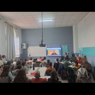 Συνέλευση μαθητών και παρακολούθηση βίντεο