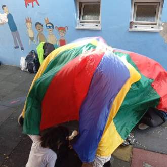 Σηκώνονται και κινούνται σαν αυτό που έχουν επιλέξει.