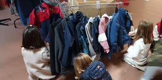 Τα παιδιά μαζεύουν τα ξεχασμένα ρούχα