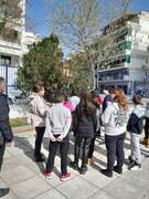 Η περιήγηση στην μπροστινή πλευρά της αυλής