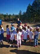 Τα παιδιά ακουν και μαθαίνουν οδηγίες για ένα σωστό περπάτημα προστατεύοντας τη φύση!