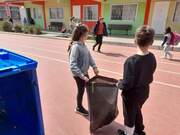 Οι μαθητές μεταφέρουν τις σακούλες με τα χαρτιά προς ανακύκλωση.