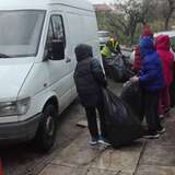 Οι εθελοντές μαθητές βοηθούν στη μεταφορά των ανακυκλώσιμων υλικών.