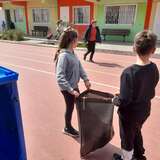 Οι μαθητές μεταφέρουν τις σακούλες με τα χαρτιά προς ανακύκλωση.