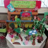 Τα παιδιά έφτιαξαν με τη βοήθεια των γονέων τους μια κατασκευή με ανακυκλώσιμα υλικά