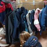 Τα παιδιά μαζεύουν τα ξεχασμένα ρούχα